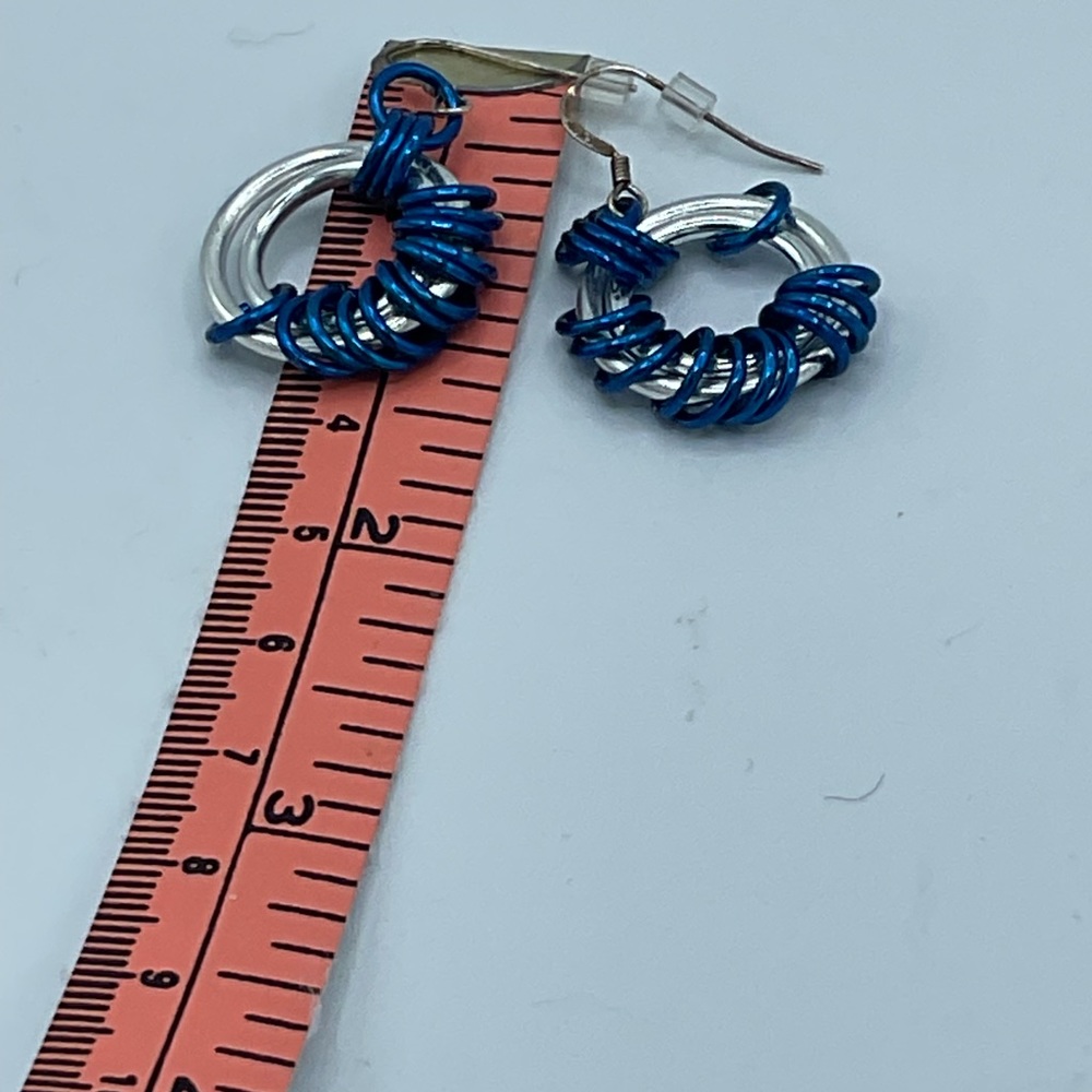 “HANDMADE” SILVER AND BLUE HOOP STYLE PIERCED EARRINGS BY LEE ANN LYNN. - Picture 7 of 7